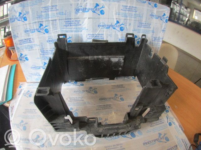 Akkulaatikon alusta   8200314272