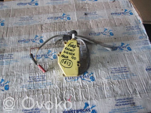 Aizmugurējā pārsega slēdzene (ārpusē)   87BG220A20EA