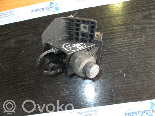 Takaluukun ulkopuolinen lukko   REF0778