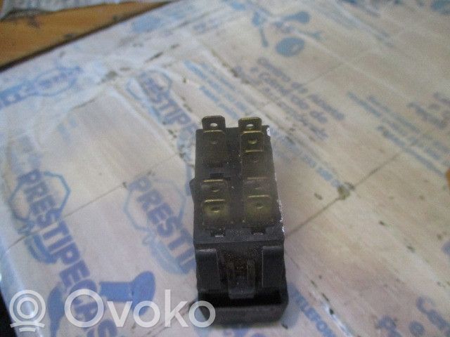 Renault 19 Botón interruptor de luz de peligro 