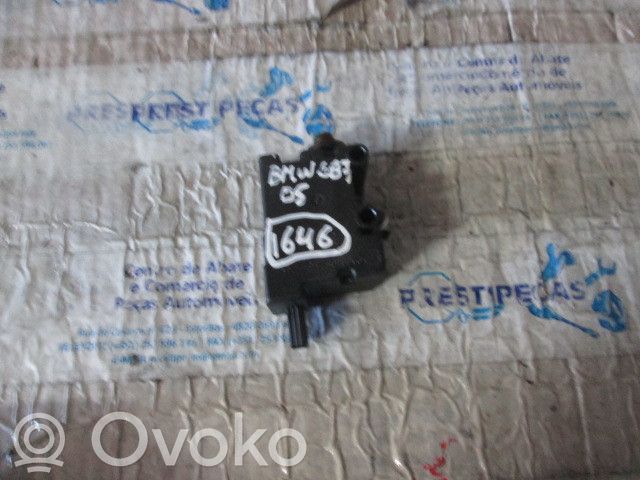 BMW 1 E81 E87 Fuel tank cap lock motor 
