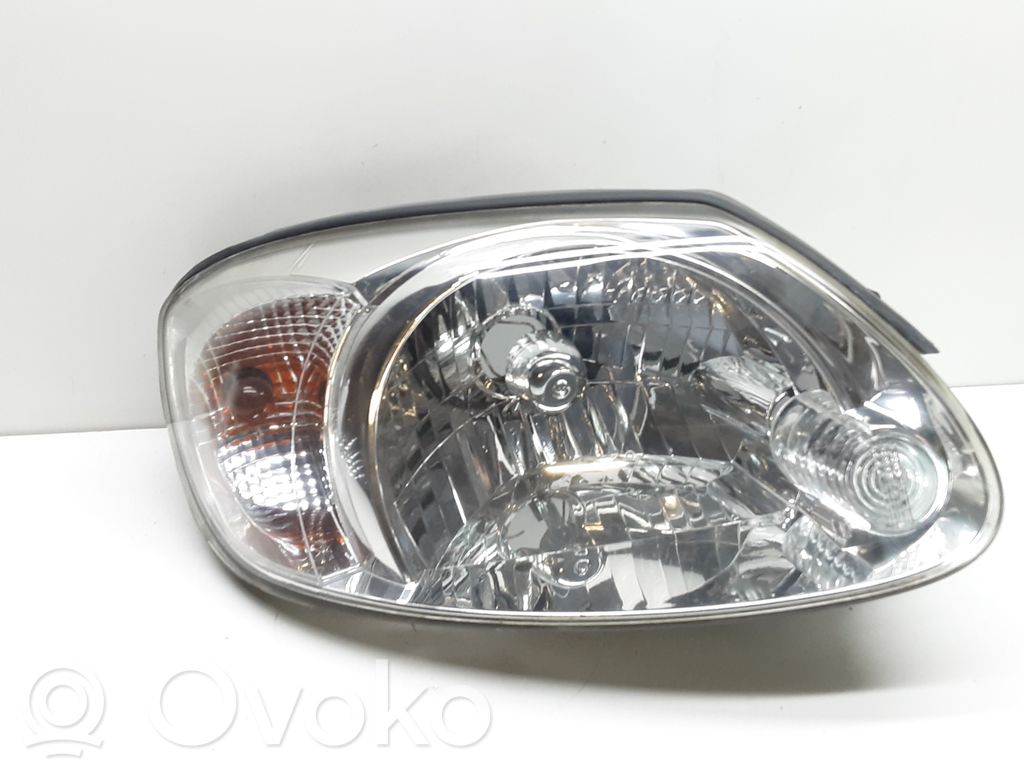 Hyundai Accent Lampa przednia 