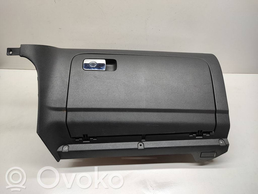 Volkswagen Golf V Daiktadėžės (bordačioko) komplektas 