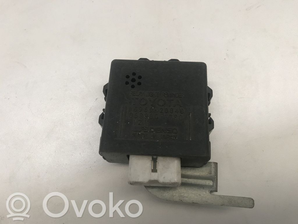 Toyota Carina T190 Przekaźnik świateł 