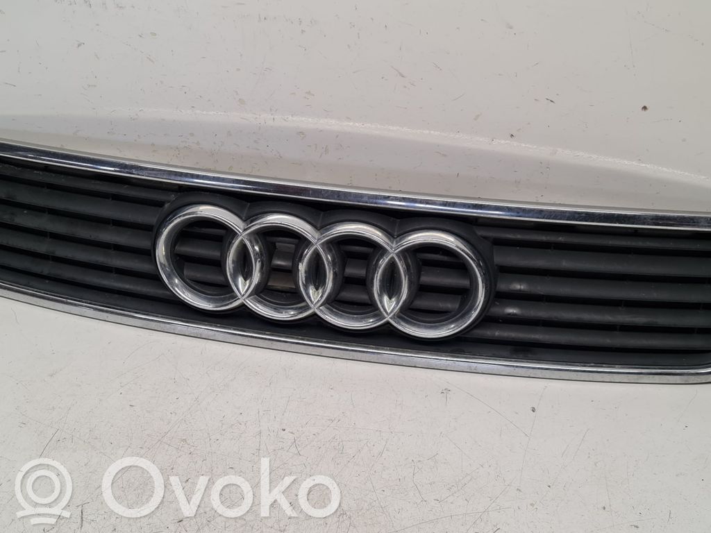 Audi A4 S4 B5 8D Etupuskurin ylempi jäähdytinsäleikkö 