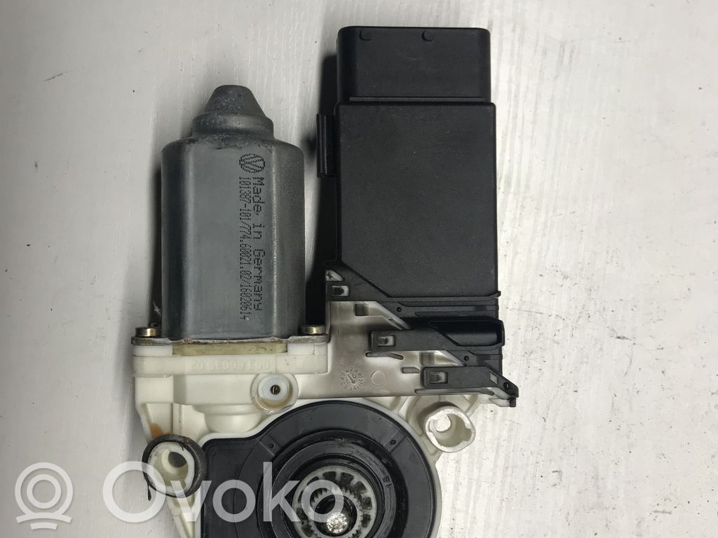 Volkswagen Golf IV Silnik regulatora szyby drzwi przednich 