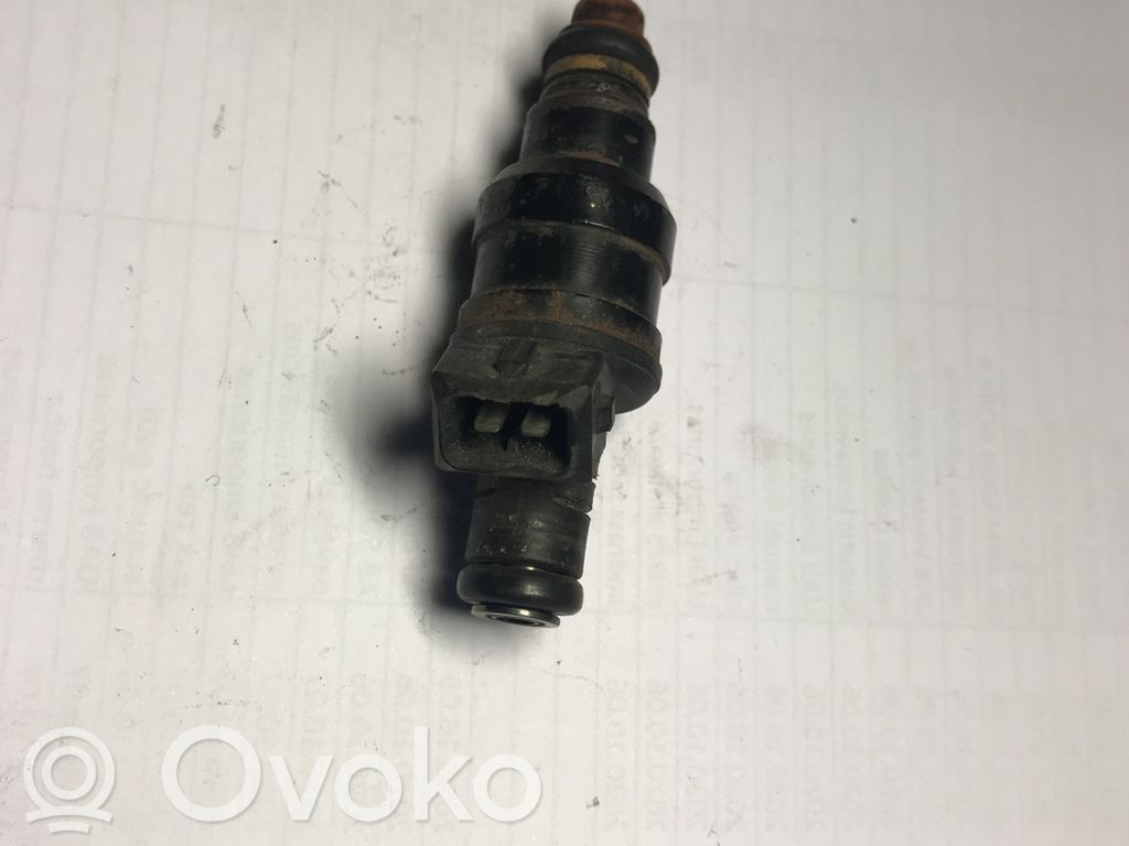 Volkswagen PASSAT B5 Inyector de combustible 