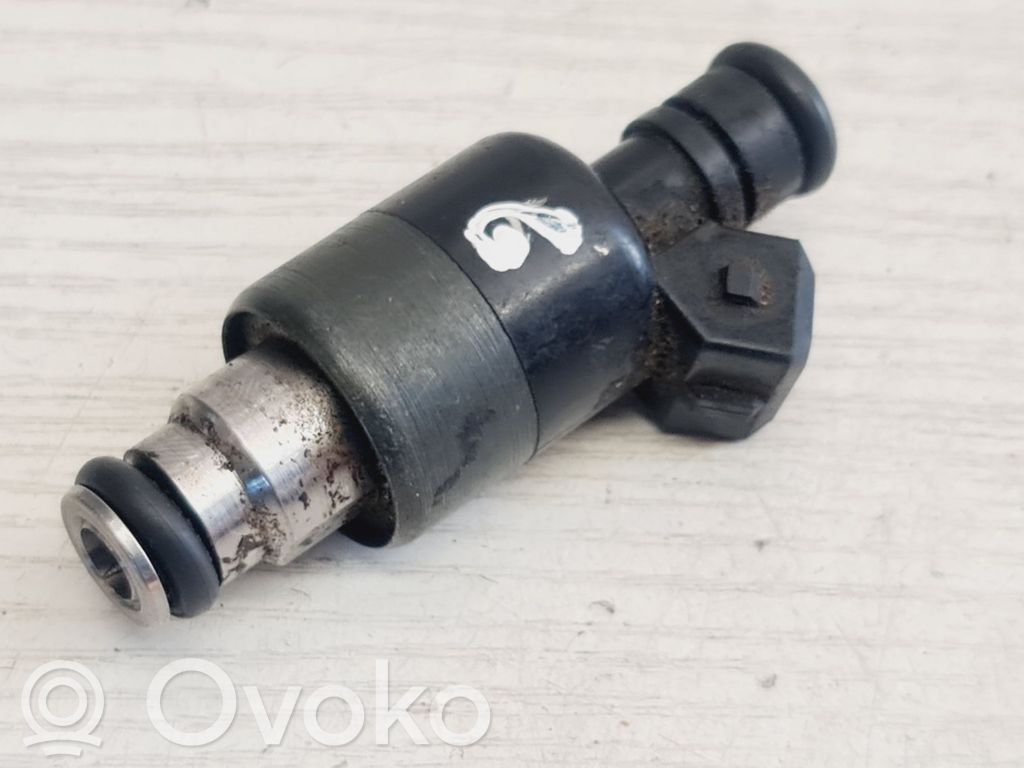 Opel Vectra B Wtryskiwacz paliwa 