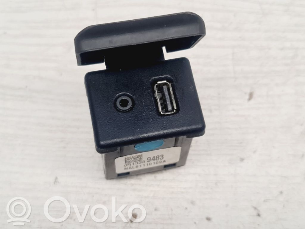 Opel Meriva B Enchufe conector entrada auxiliar 