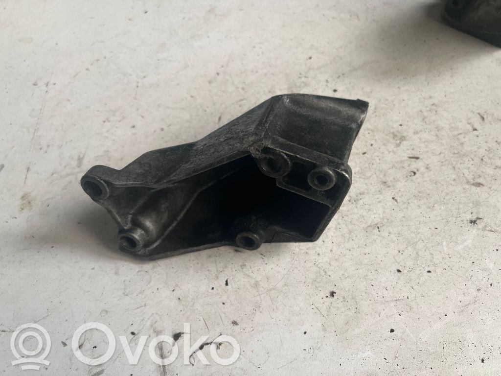 Audi A4 S4 B5 8D Engine mounting bracket 