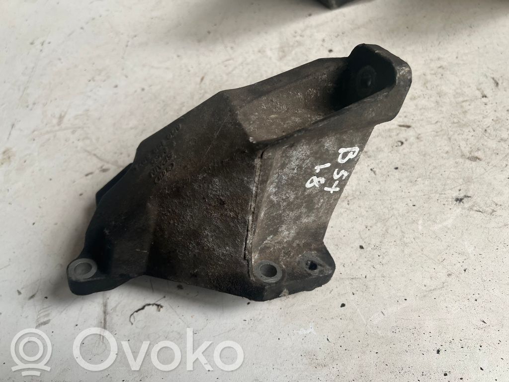 Volkswagen PASSAT B5 Engine mounting bracket 