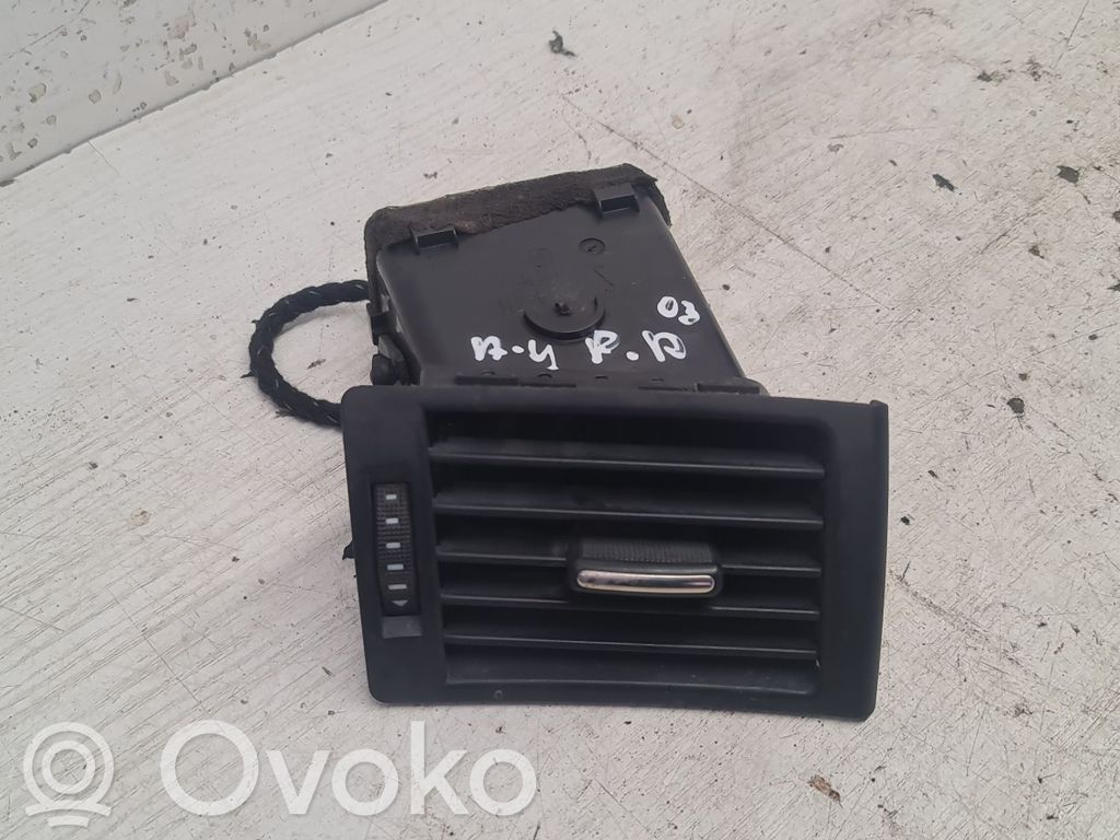 Audi A4 S4 B6 8E 8H Kojelaudan sivutuuletussuuttimen kehys 