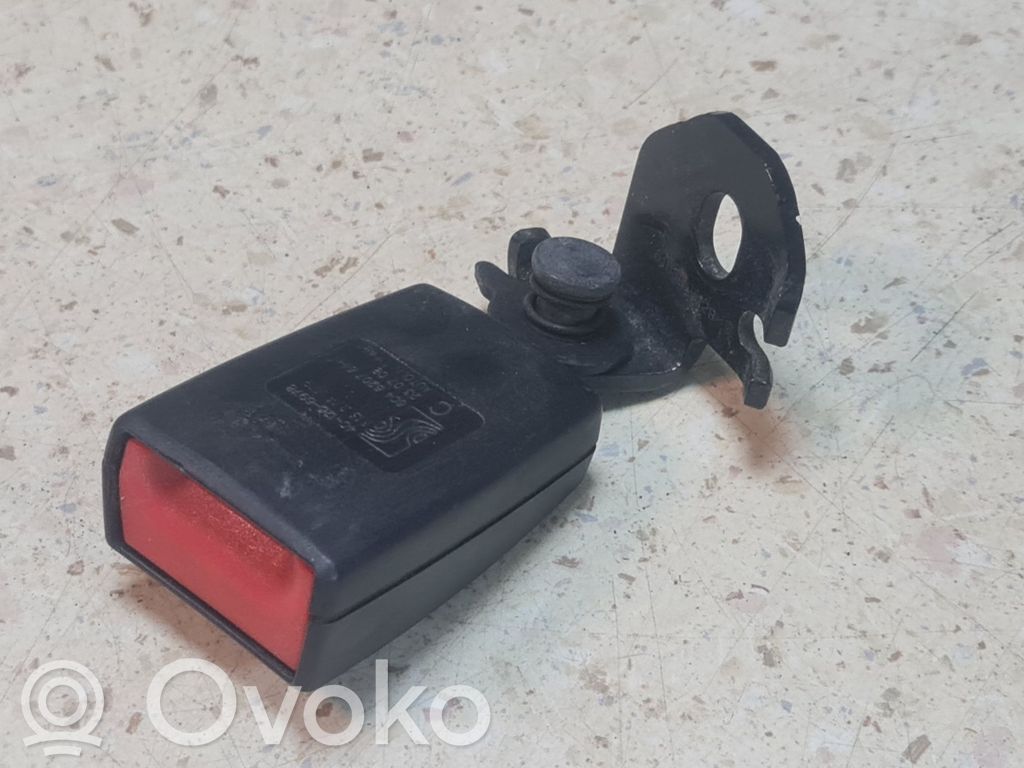 Opel Corsa D Klamra środkowego pasa bezpieczeństwa fotela tylnego 