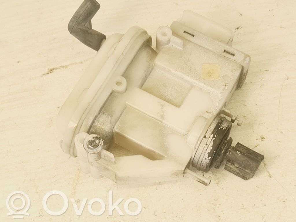 Volkswagen PASSAT B4 Central locking vacuum pump 