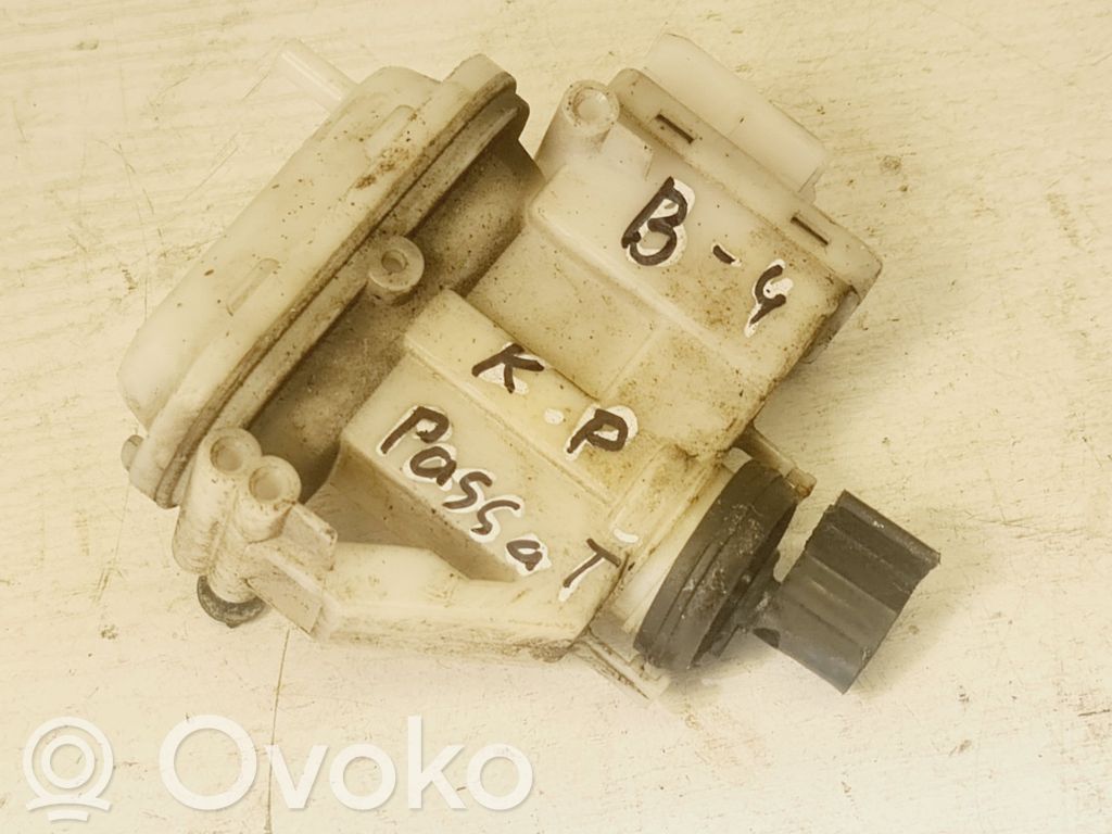 Volkswagen PASSAT B4 Central locking vacuum pump 