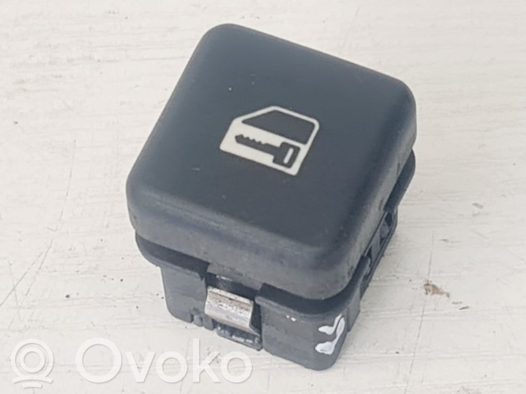 Central locking switch button   8260828
