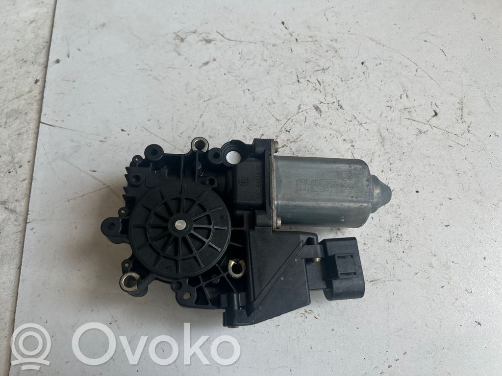 Audi A4 S4 B5 8D Silnik regulatora szyby drzwi przednich 