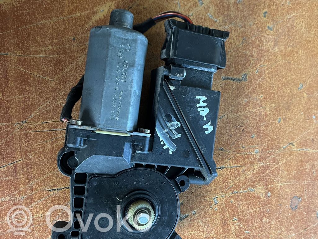 Silnik regulatora szyby drzwi przednich   101155301,05073101