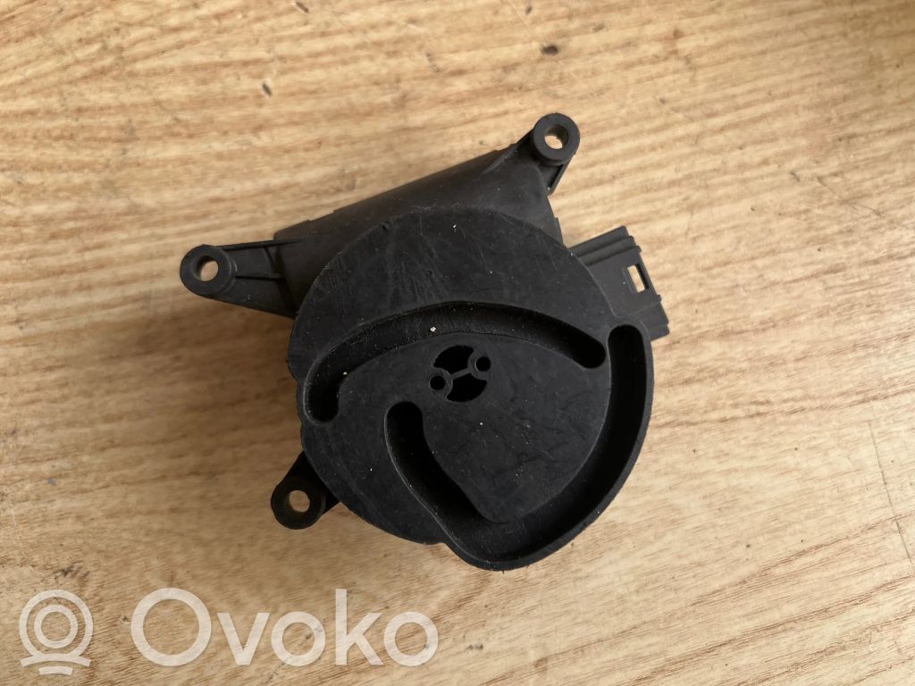 Audi A4 S4 B6 8E 8H Silniczek nagrzewnicy 