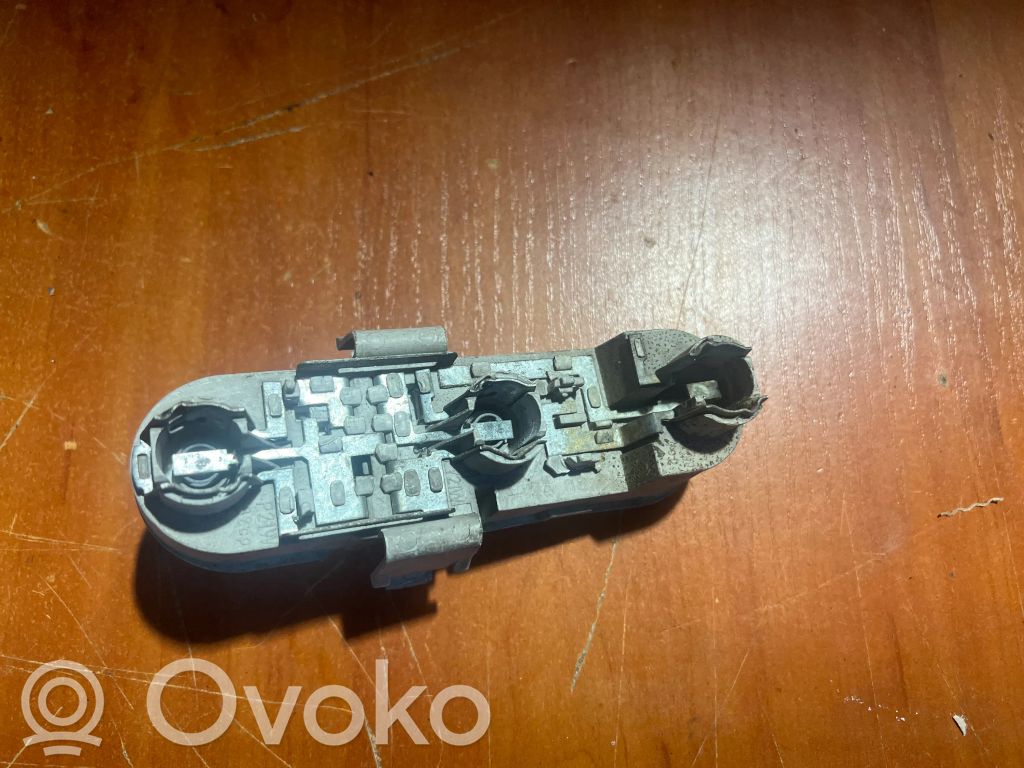 Volvo S40, V40 Takavalon polttimon suojan pidike 