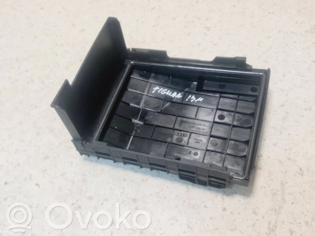 Volkswagen Tiguan Pokrywa skrzynki bezpieczników 