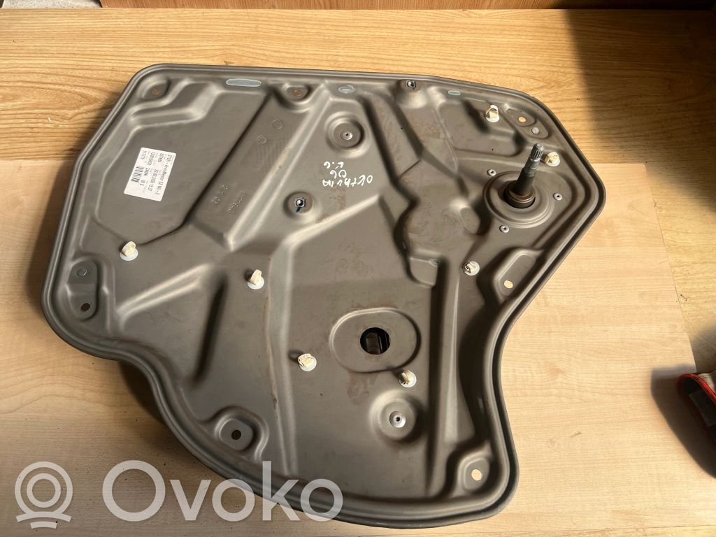 Skoda Octavia Mk2 (1Z) Ręczny podnośnik szyby drzwi tylnych 