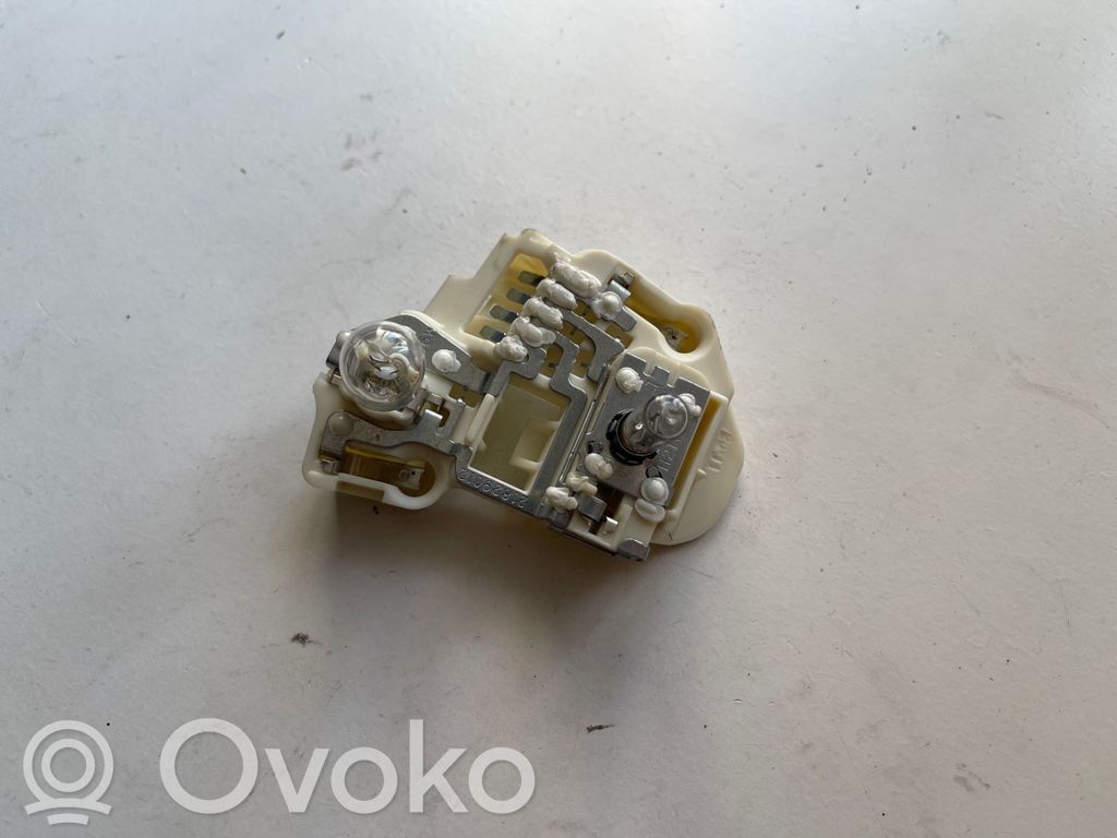BMW 3 E90 E91 Takavalon polttimon suojan pidike 