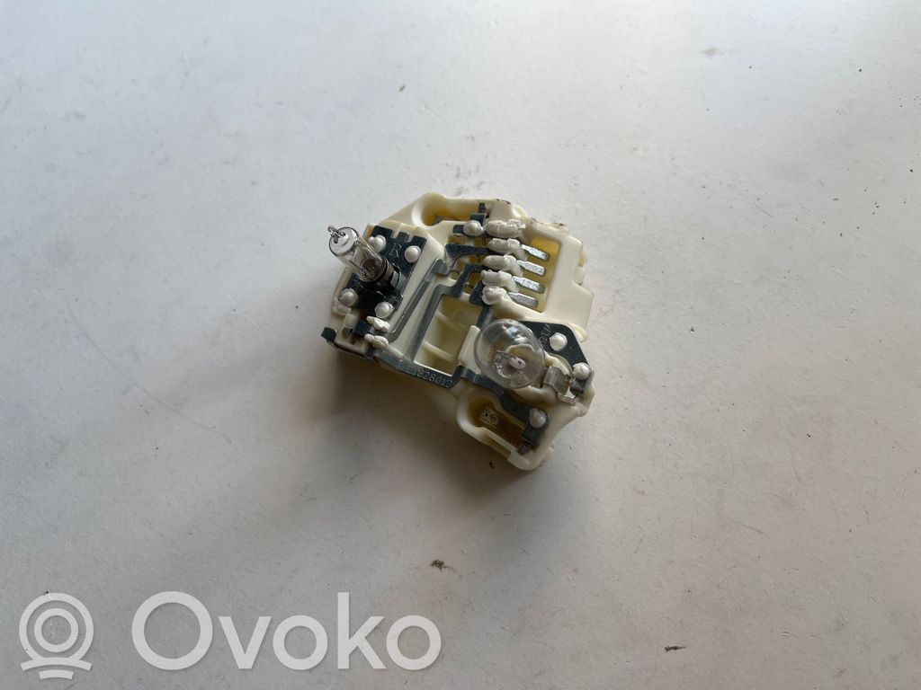 BMW 3 E90 E91 Takavalon polttimon suojan pidike 