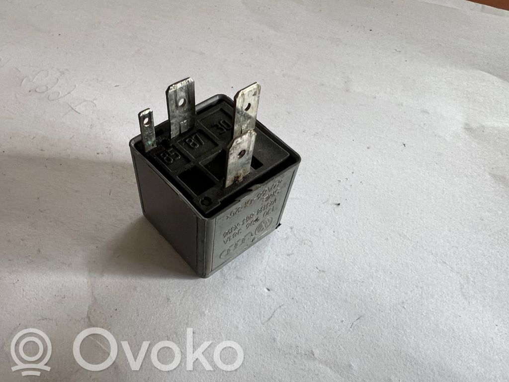 Volkswagen PASSAT B4 Other relay 