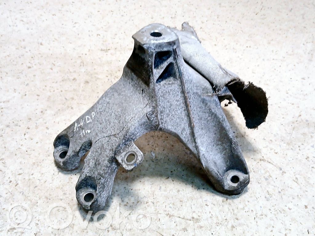Audi A4 S4 B8 8K Engine mounting bracket 