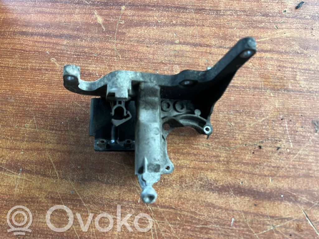 Ford Focus Engine mounting bracket 