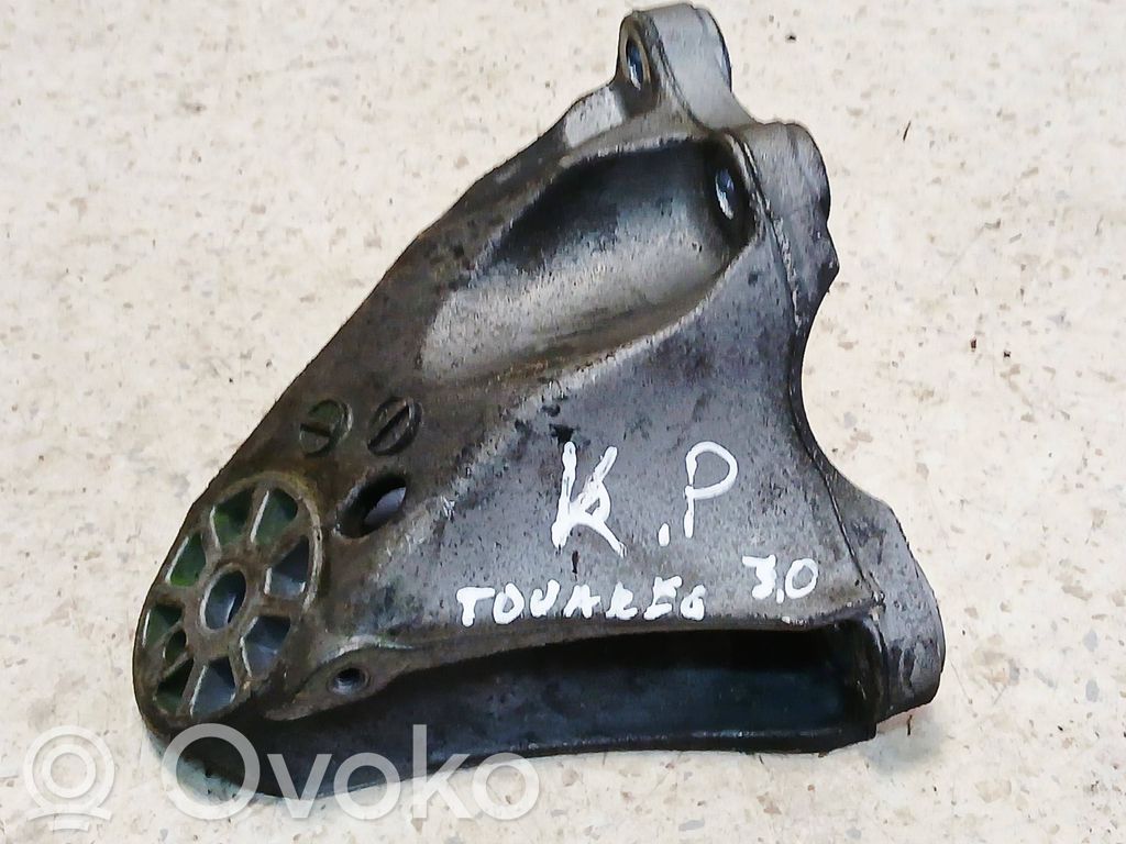 Volkswagen Touareg I Engine mounting bracket 