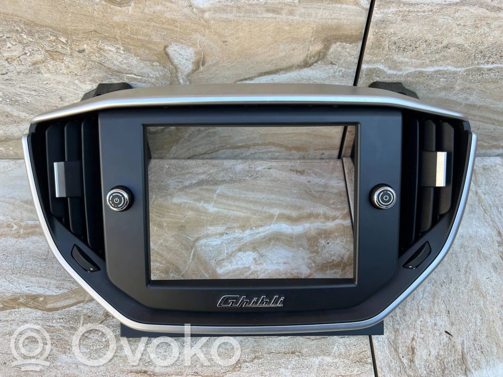Maserati Ghibli Moldura de la unidad delantera de radio/GPS 