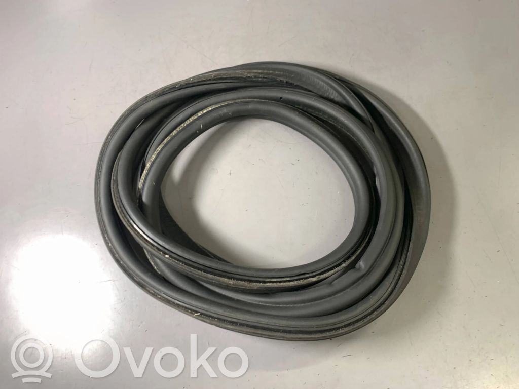 BMW 5 F10 F11 Gumowa uszczelka bagażnika tylnego / Na karoserii 
