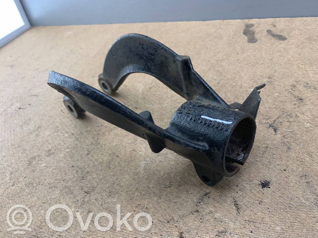 BMW X5 F15 Mocowanie / Wspornik dolny amortyzatora osi przedniej 