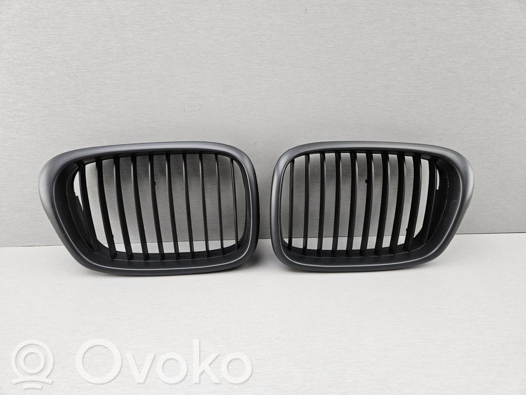 BMW 5 E39 Augšējais režģis 