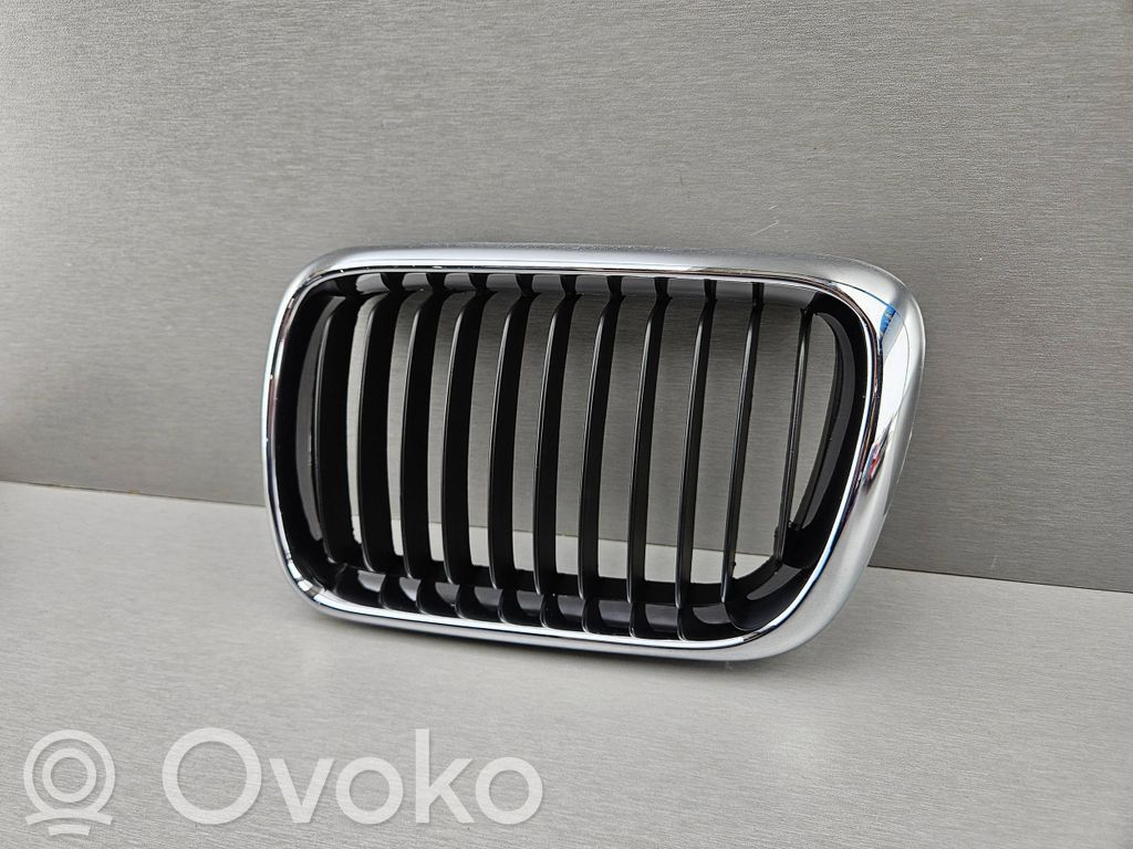 BMW 3 E36 Augšējais režģis 