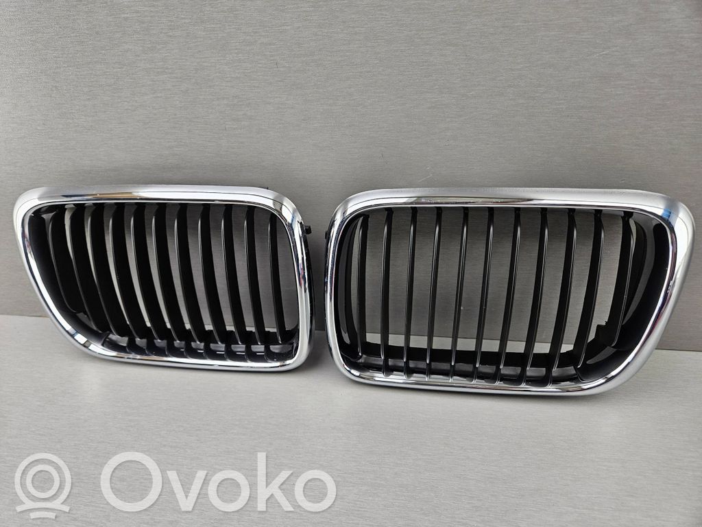 BMW 3 E36 Augšējais režģis 