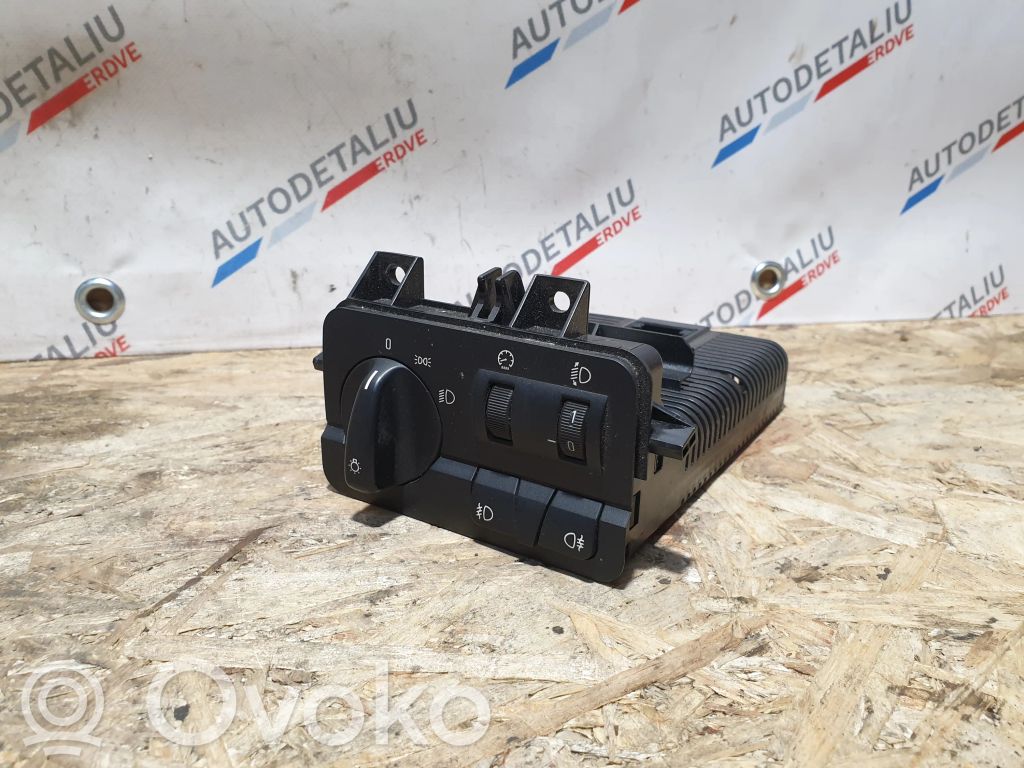 Light switch   4108586,9133015