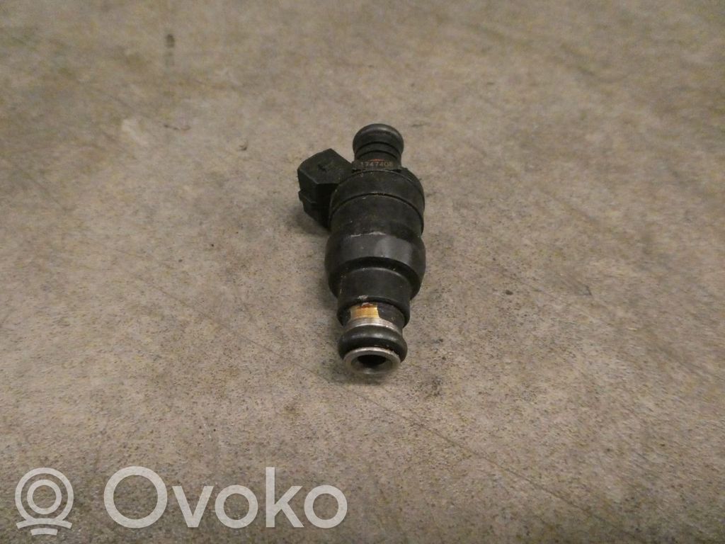 BMW 5 E39 Fuel injector 