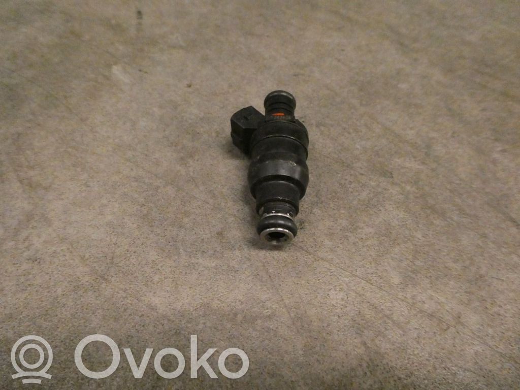 BMW 5 E39 Fuel injector 