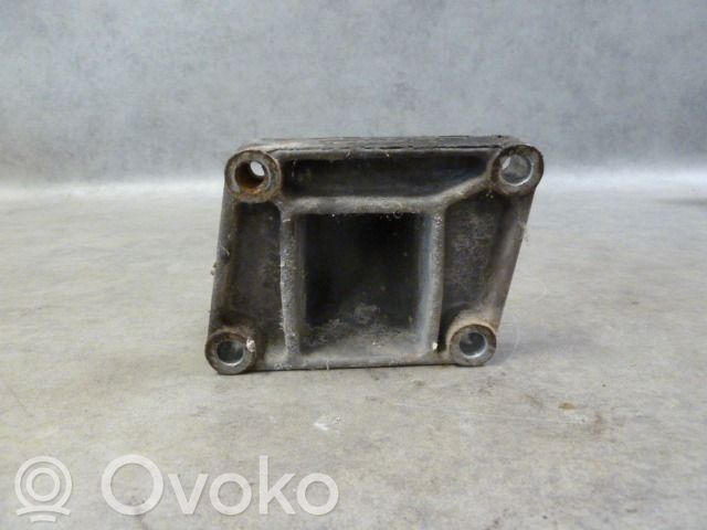 Volvo 940 Engine mounting bracket 