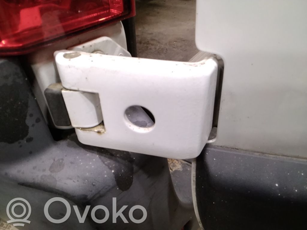 Aizmugurējā pārsega pievilcējs   844000013R