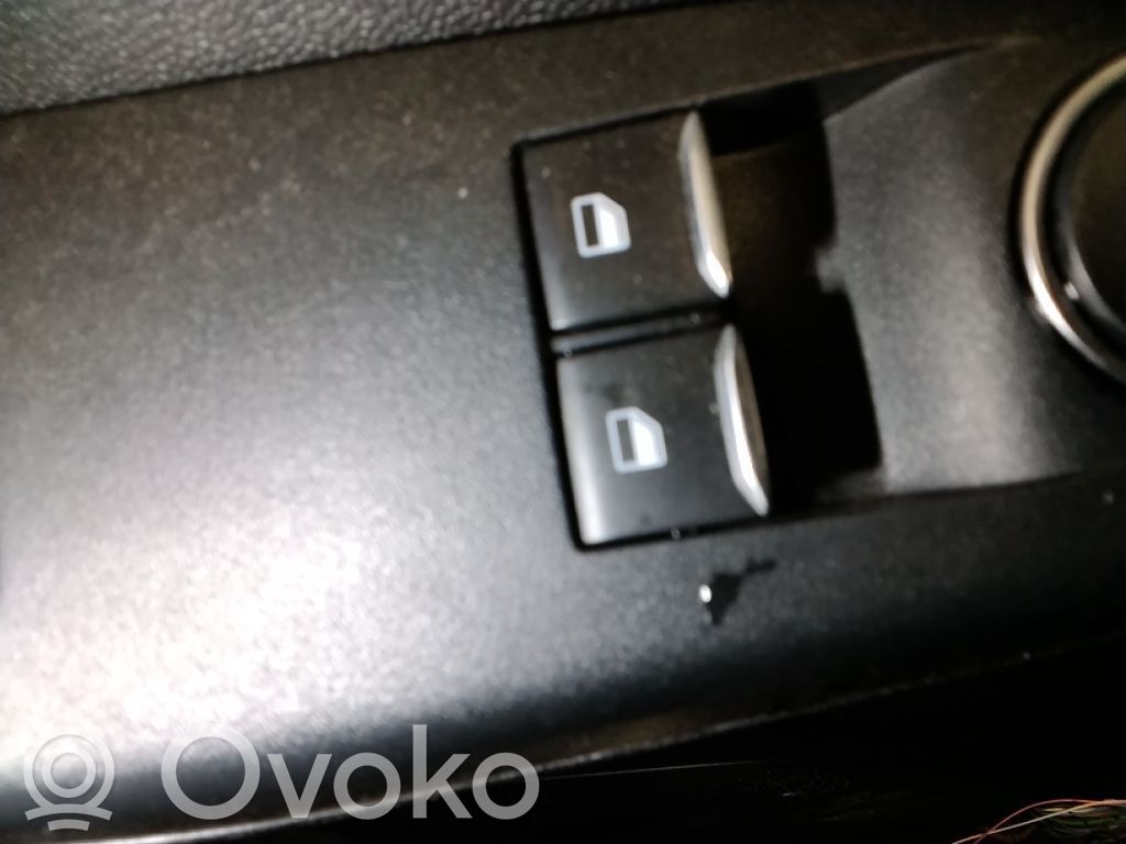 Ford Fiesta Przyciski szyb 