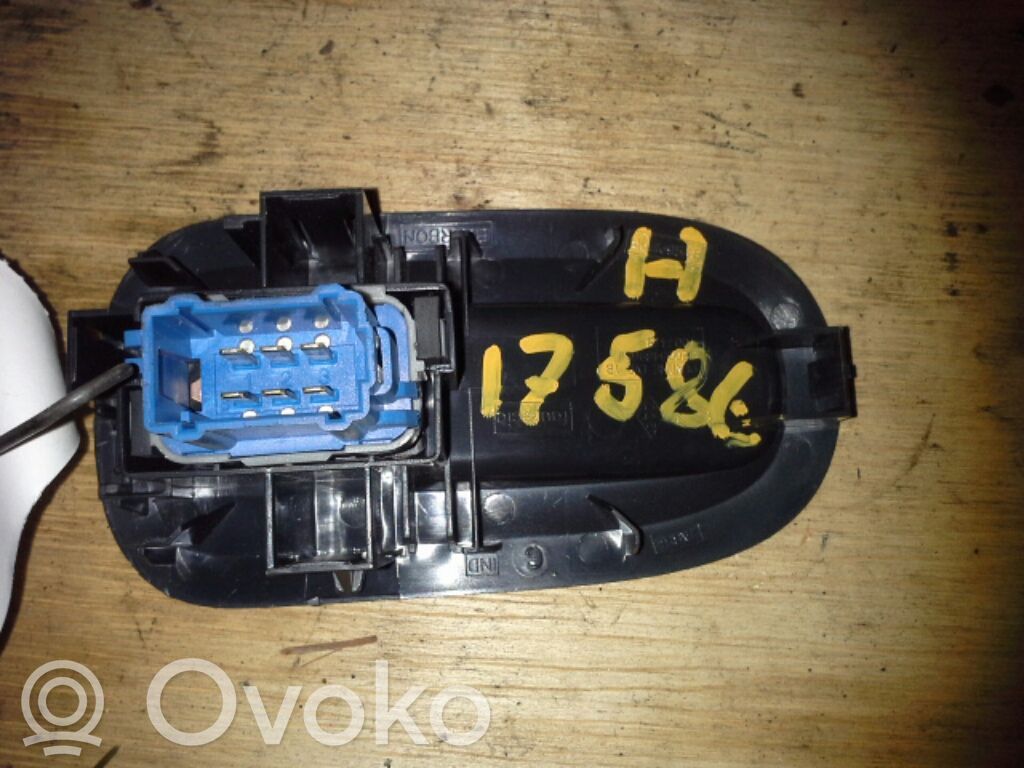 Electric window control switch   8200476809