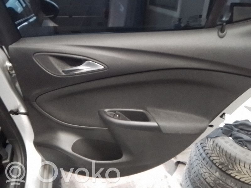 Opel Astra K Apšuvums aizmugurējām durvīm 