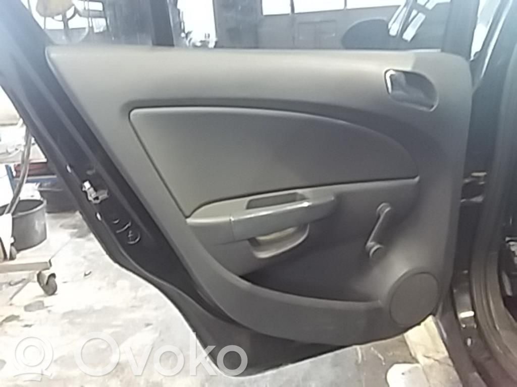 Opel Corsa D Apšuvums aizmugurējām durvīm 