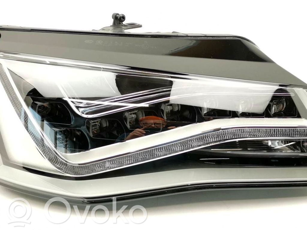 Audi A8 S8 D2 4D Lampa przednia 