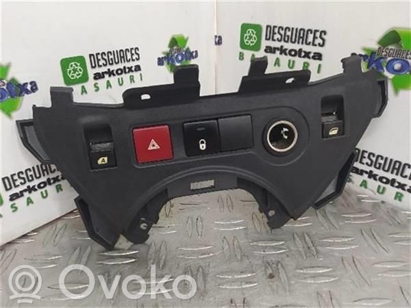 Citroen Berlingo Hätävilkkujen kytkin 