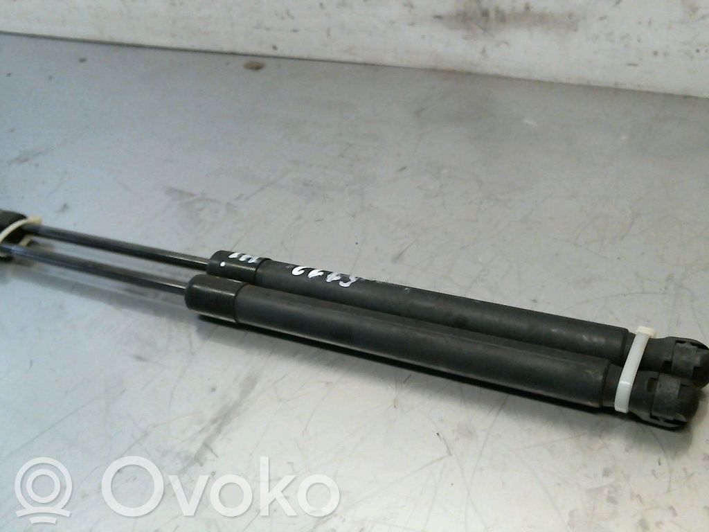 Audi TT Mk1 Amortyzator klapy tylnej bagażnika 